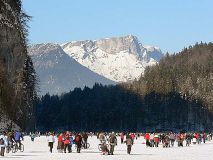 Der zugefrorene Knigssee im Bereich der Falkensteinerwand mit Blick auf den Untersberg