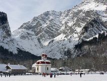 St. Bartholom am zugefrorenen Knigssee unterhalb der Watzmann-Ostwand